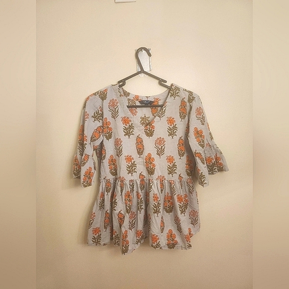 Size M Nayo floral patterned top with slight flutter sleeves & peplum bottom